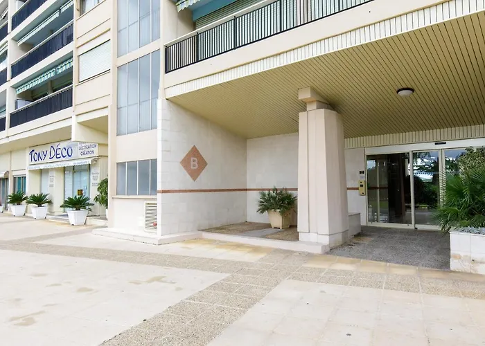 A 2 Pas Du Golf Cannes Marina